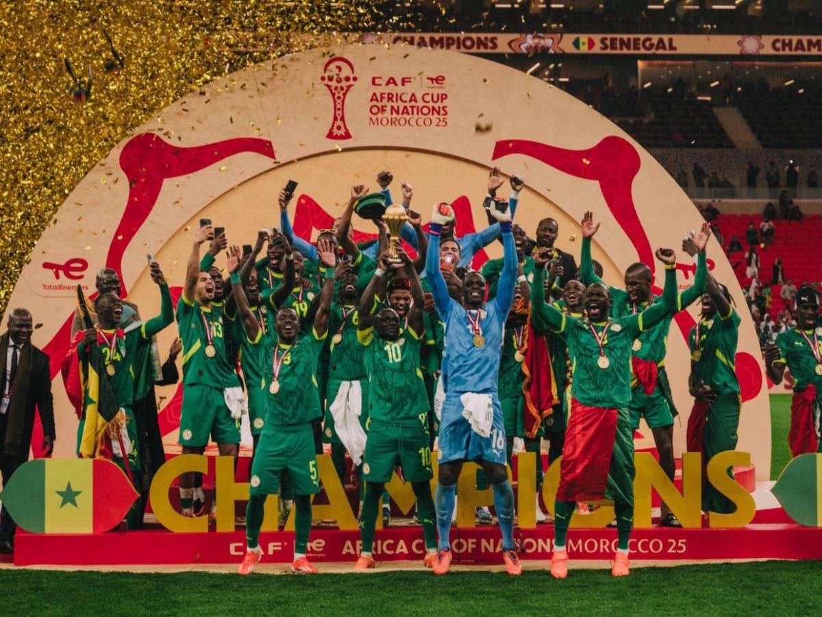 Celebró el título de Senegal en la Copa Africana junto a sus dos esposas: “Siempre están a mi lado