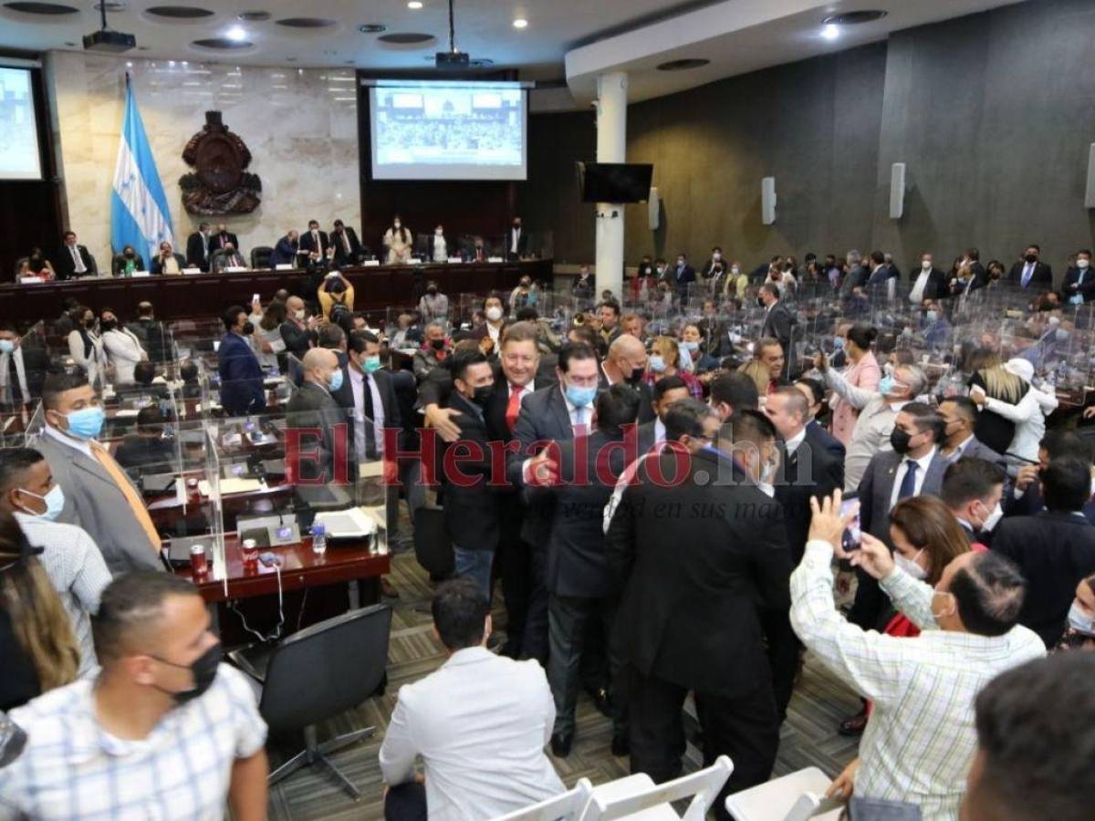 Aplausos, abrazos y mariachis en el Congreso Nacional tras retorno de Jorge Cálix y diputados de Libre