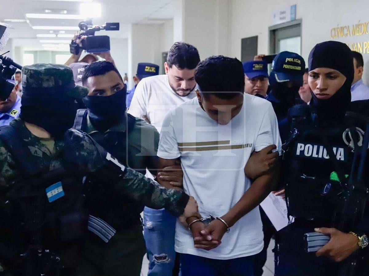 Mirando al piso llegan acusados del asesinato de Valeria Alvarado a audiencia inicial