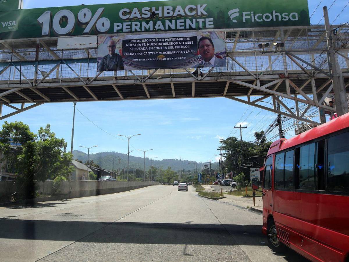 Entre ataques a las iglesias y apoyo al gobierno: las pancartas colocadas en la capital previo a la caminata