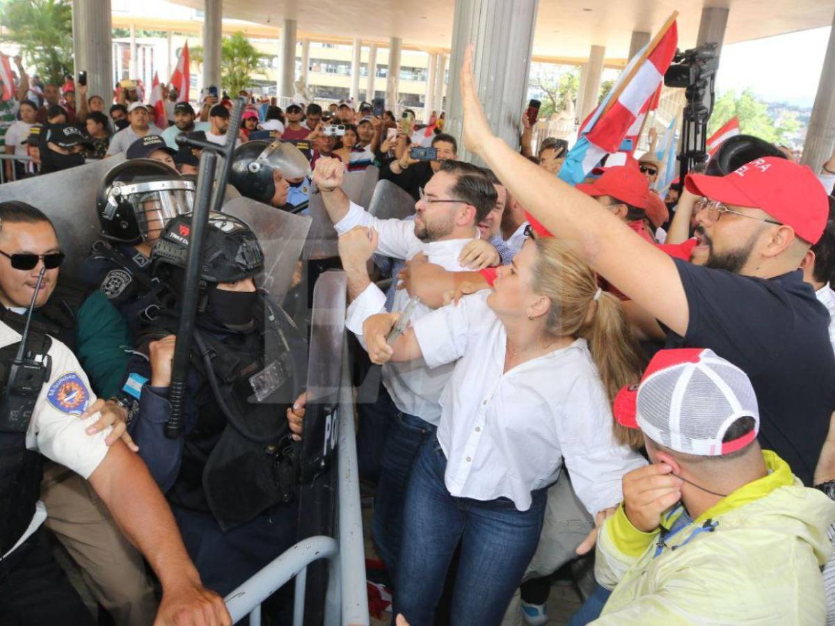 En fotos: así fue la agresión de policías y seguridad privada hacia liberales en el Congreso