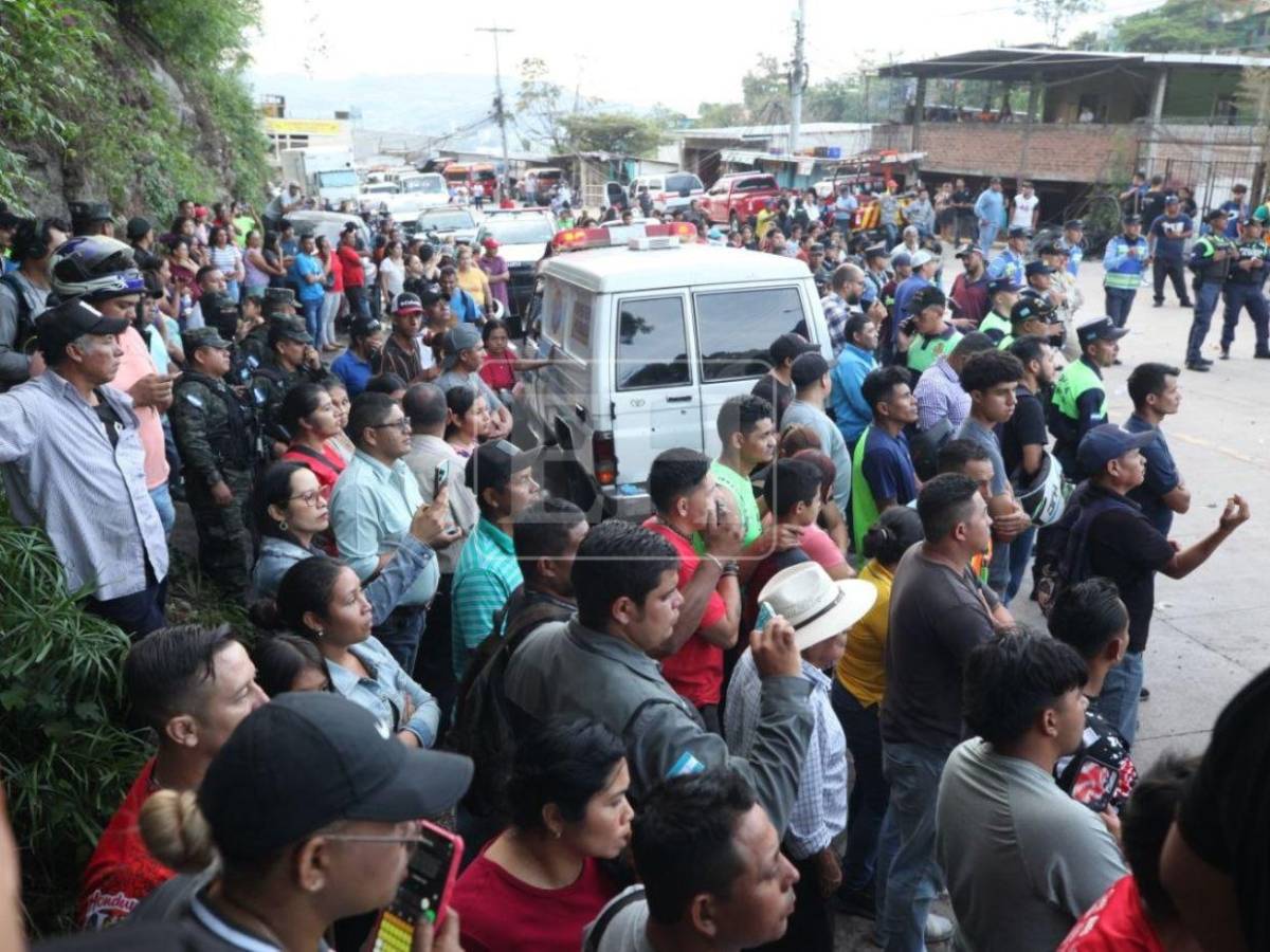 Retiran escombros y quitan volqueta de la zona del accidente en Villa Nueva