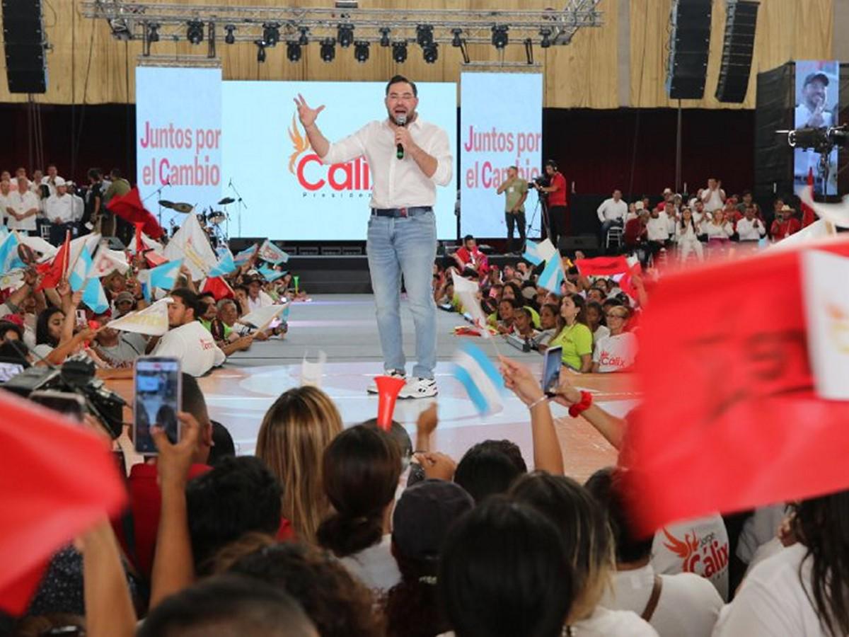 Cálix lanzó sus aspiraciones en un mitin junto a decenas de simpatizantes que le mostraron su apoyo.