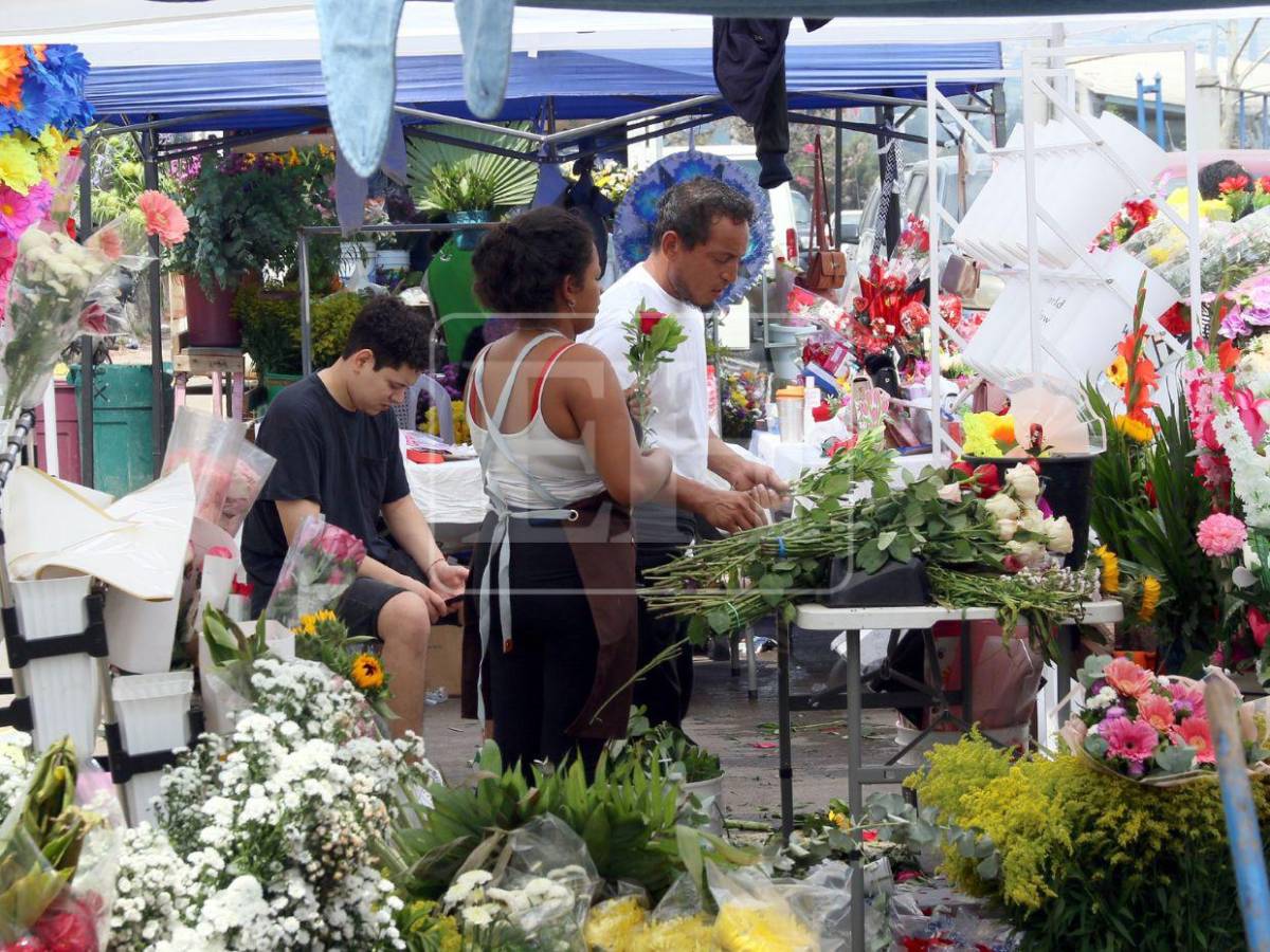 Flores y alegría llenan las calles de Tegucigalpa en celebración del Día de la Madre
