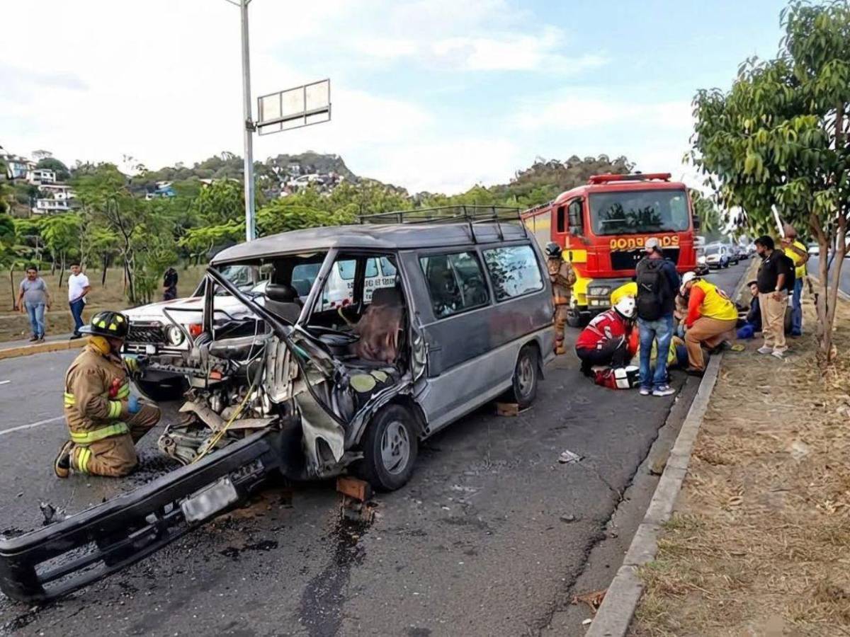 ¿Licencia vencida y exceso de velocidad? Lo que enfrenta conductor de bus escolar accidentado en el anillo