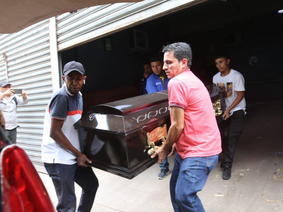 Sacalo de ahí, mami: Dolor y llanto de familiares al reclamar al joven asesinado en La Cuesta