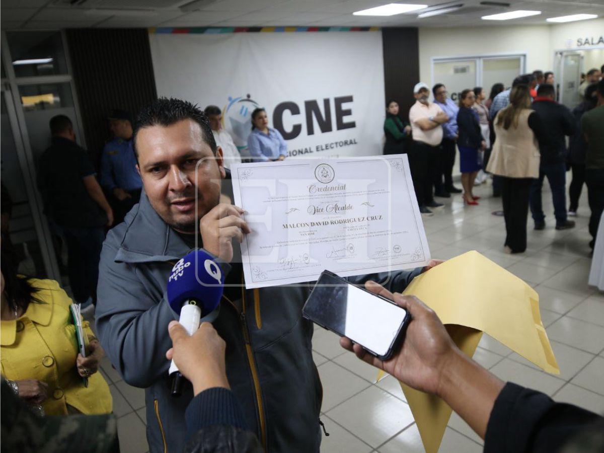 Entre protestas de Libre y agresiones: así se desarrolla entrega de credenciales a alcaldes en el CNE