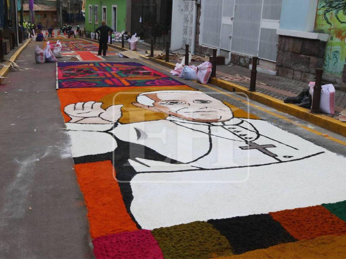 Arte, fe y devoción: Avenida Cervantes luce colorida con las alfombras de aserrín