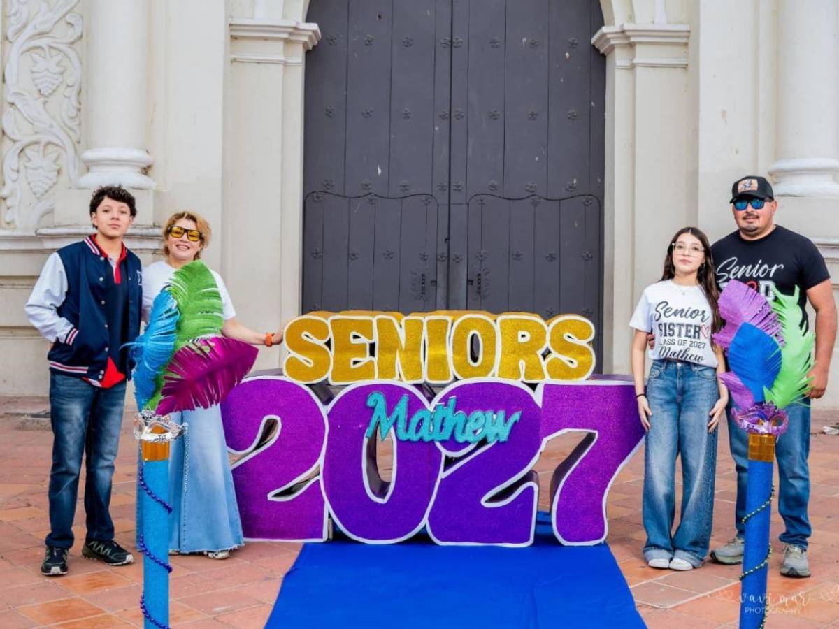 Al ritmo de carnaval, seniors de Escuela Bilingue Honduras hacen su entrada