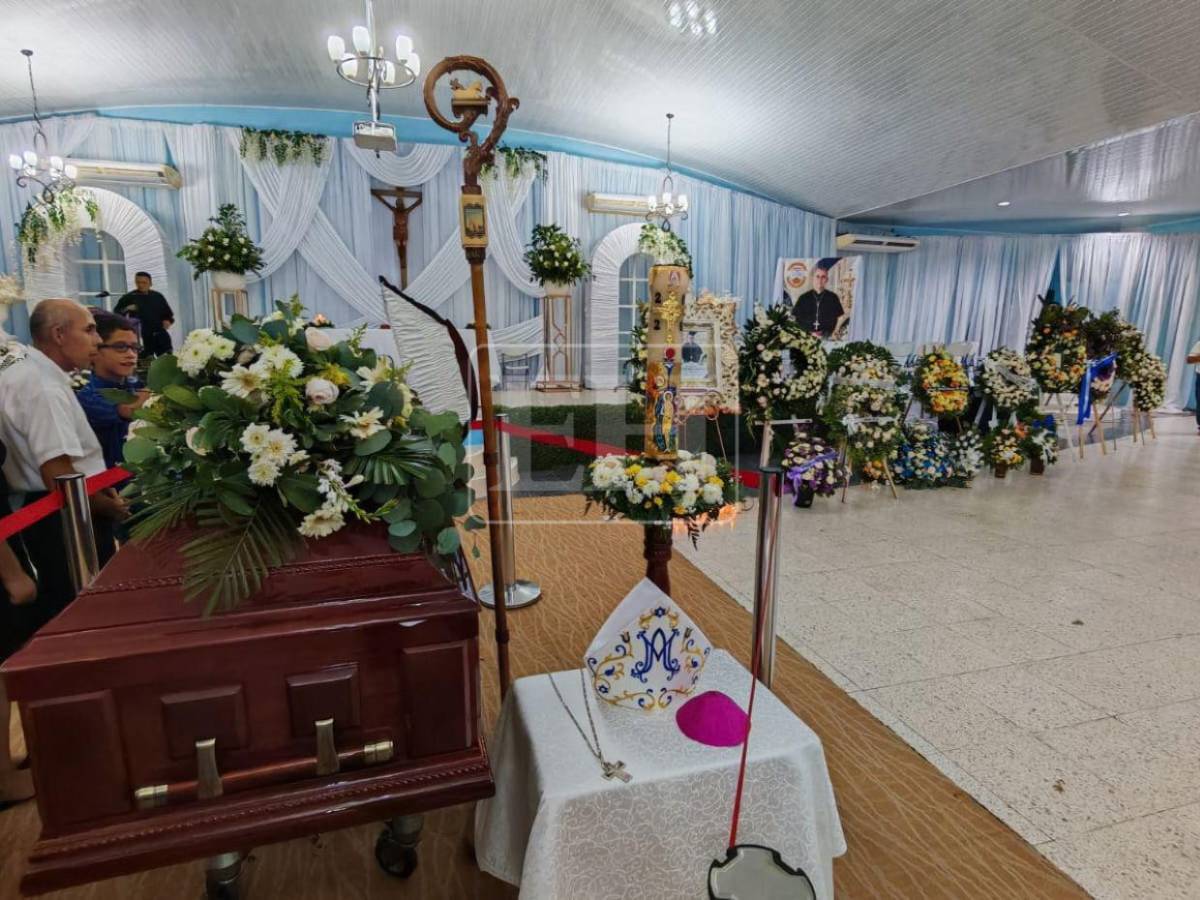 Feligreses se despiden de monseñor Teodoro Gómez en su velatorio en Choluteca