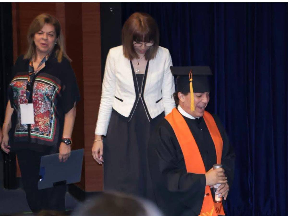 Cristian Castro demuestra que nunca es tarde: se gradúa de preparatoria a los 51 años