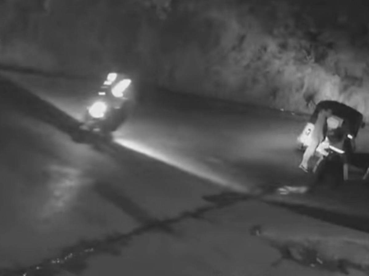 En 32 segundos y en mototaxi asaltan a un motociclista en Los Laureles