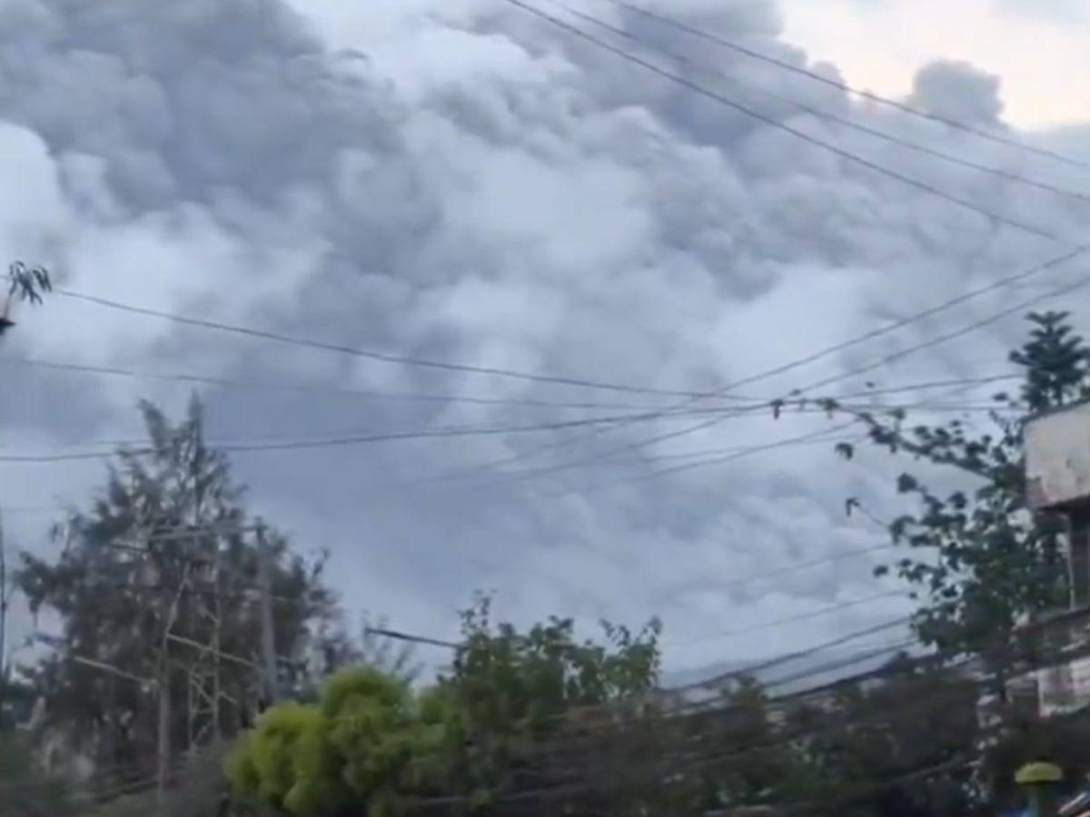 Imágenes de la actividad del volcán Mayón: Evacuan a 1,500 familias en Filipinas