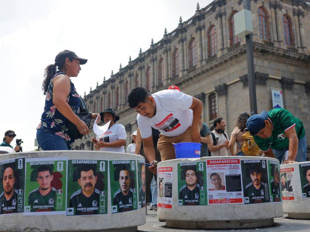Crean álbum del Mundial 2026 con rostros de desaparecidos para exigir justicia en México