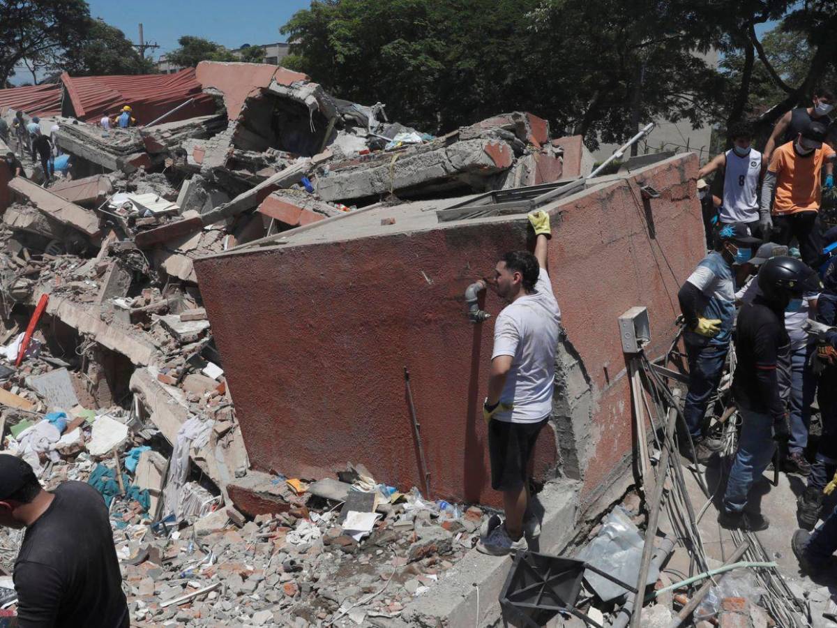 Halló la casa deshecha: Madre busca a su hijo entre escombros tras terremoto que sacudió a Colombia