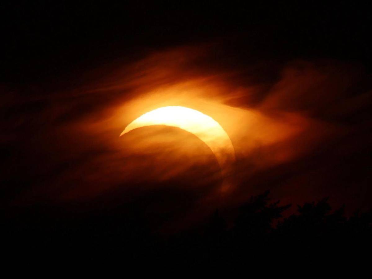 En fotos: el cielo de Portugal se oscurece y deja ver el espectáculo del eclipse solar
