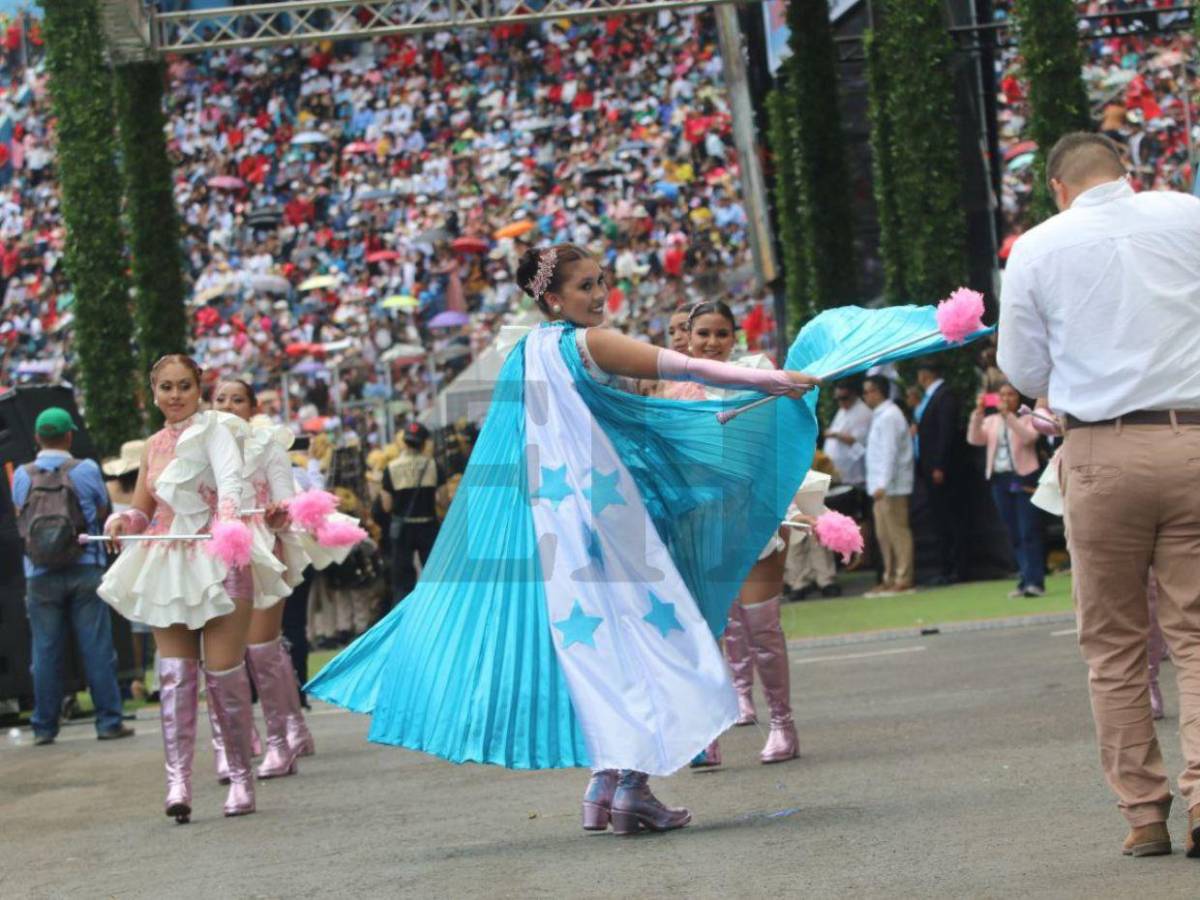 Capa bicolor y belleza destacan a la palillona Loany Alonzo Álvarez del Instituto Técnico Honduras