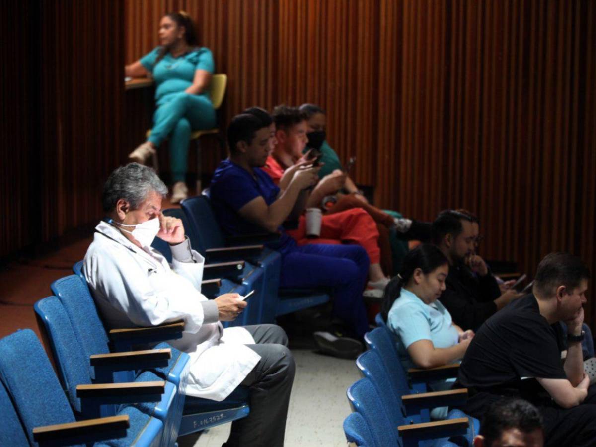 Médicos en asambleas informativas suspenden consulta externa por falta de pagos