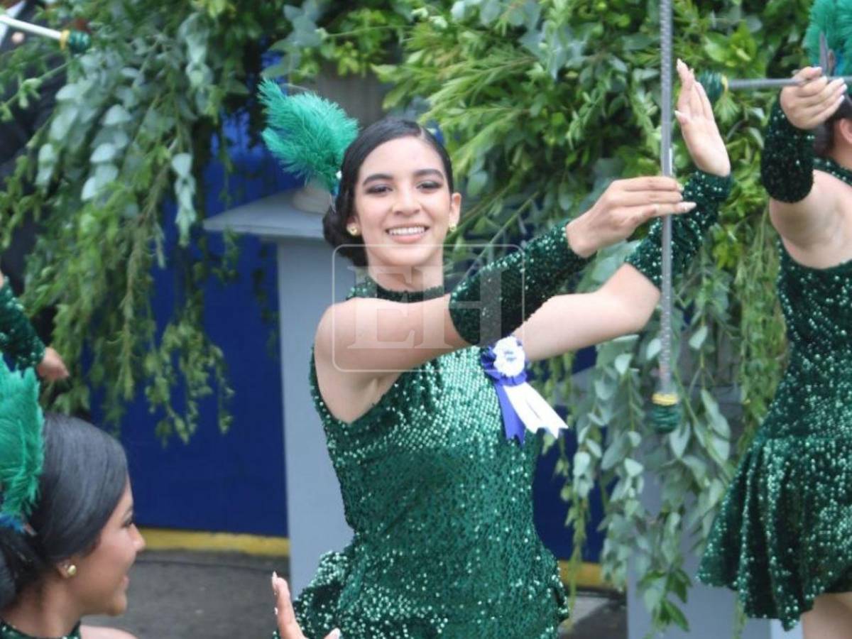 Las palillonas del Jesús Aguilar Paz deslumbran con sus brillantes trajes verdes este 15 de septiembre