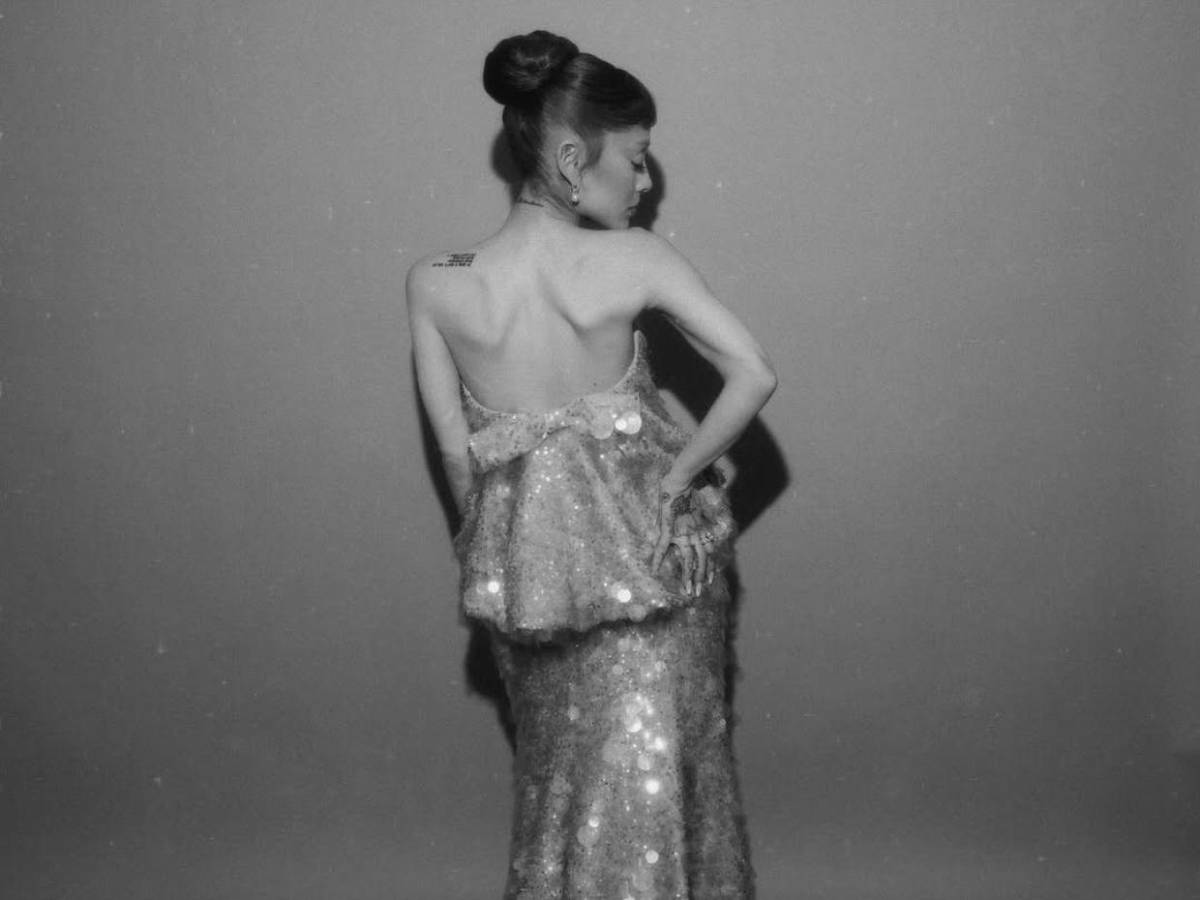 Ariana Grande es atacada por un fan en el estreno de Wicked: For Good; Cynthia Erivo corre a rescatarla