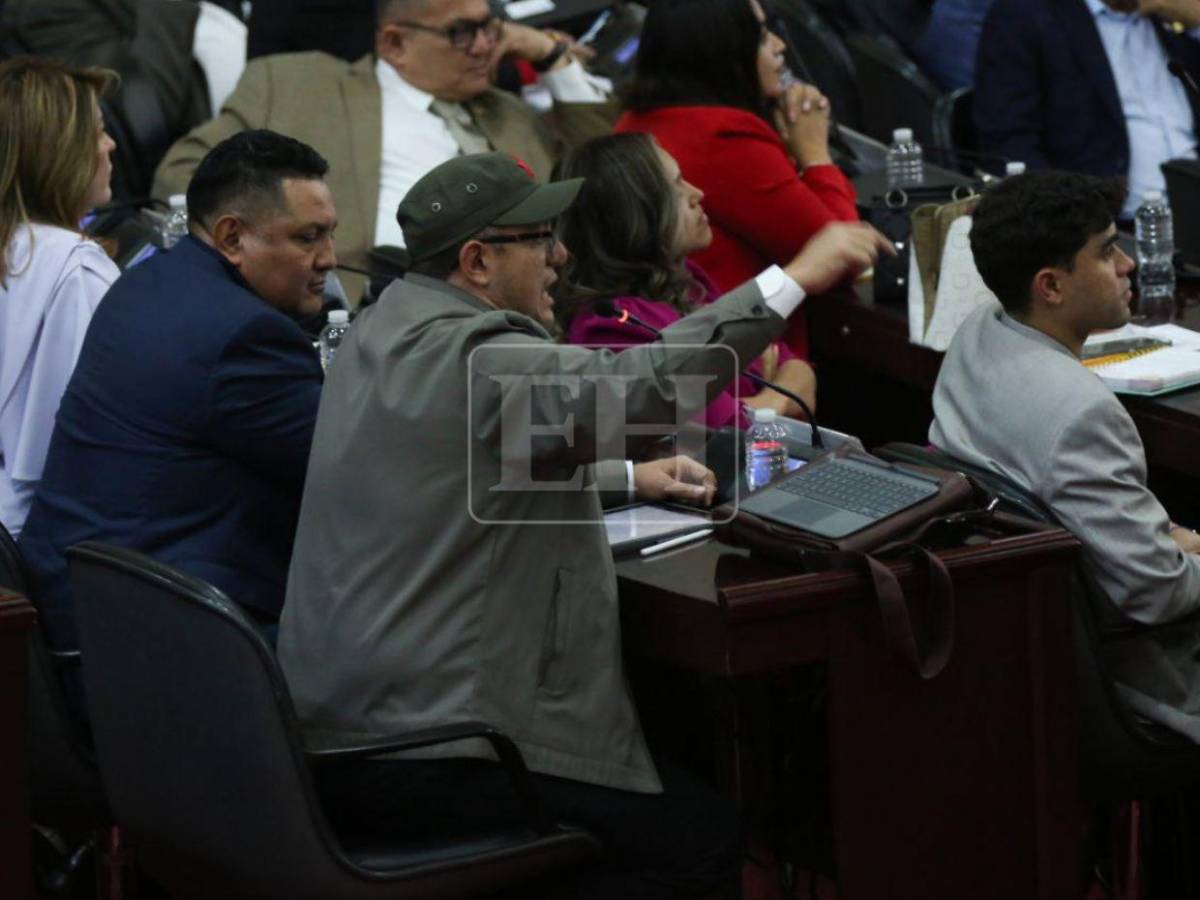 Así se presentó Edgardo Casaña al CN luego de aprobar un código de vestimenta a diputados