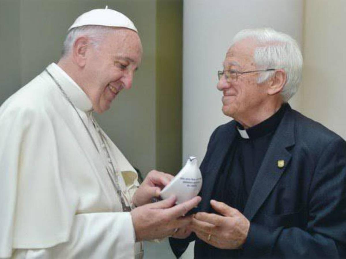 El Padre Ángel junto al Papa Francisco. El religioso español llegará este 10 de noviembre a Honduras.