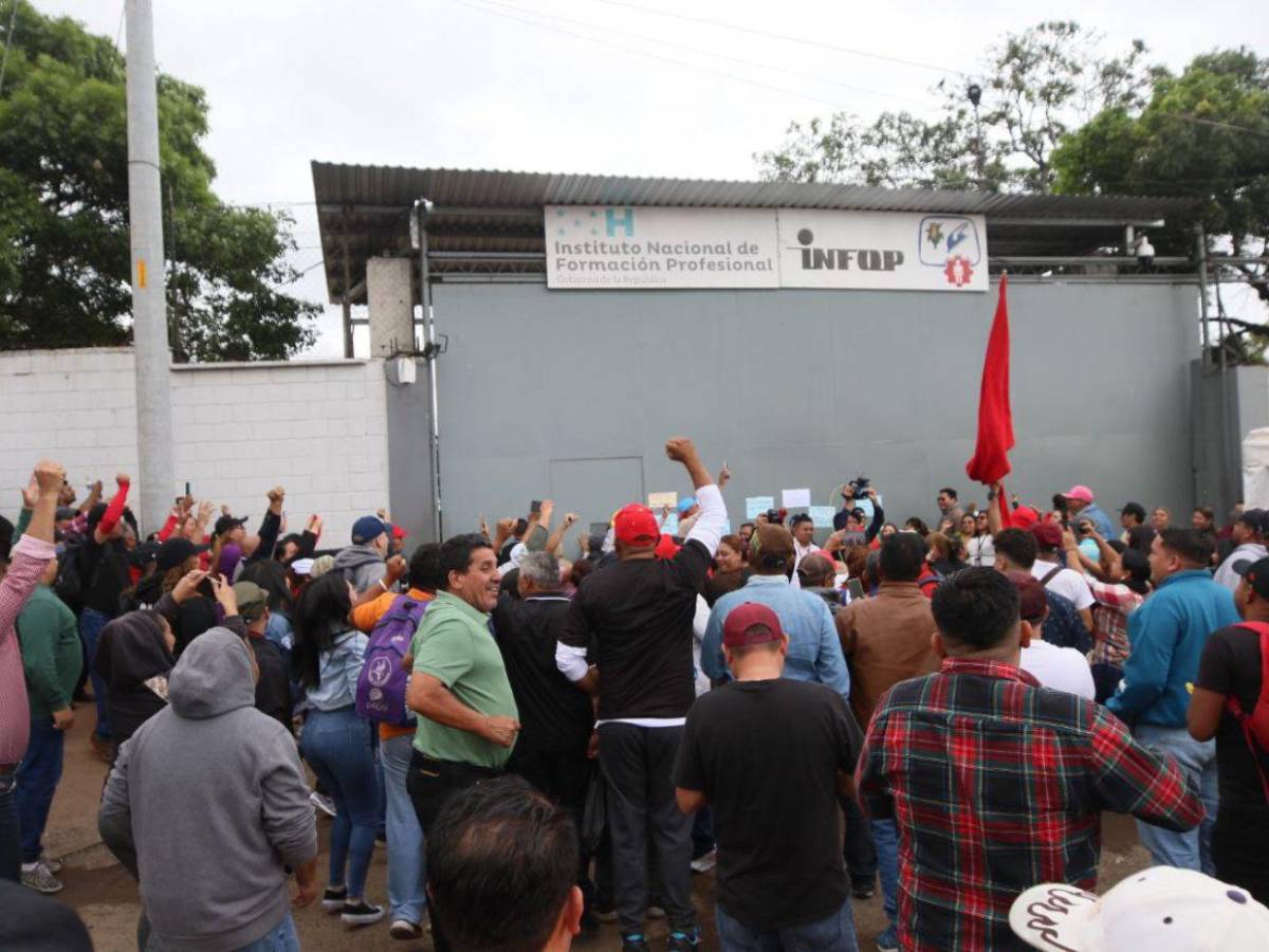 Colectivos de Libre mantienen presencia frente a Infop pese a desalojo de la Policía Nacional