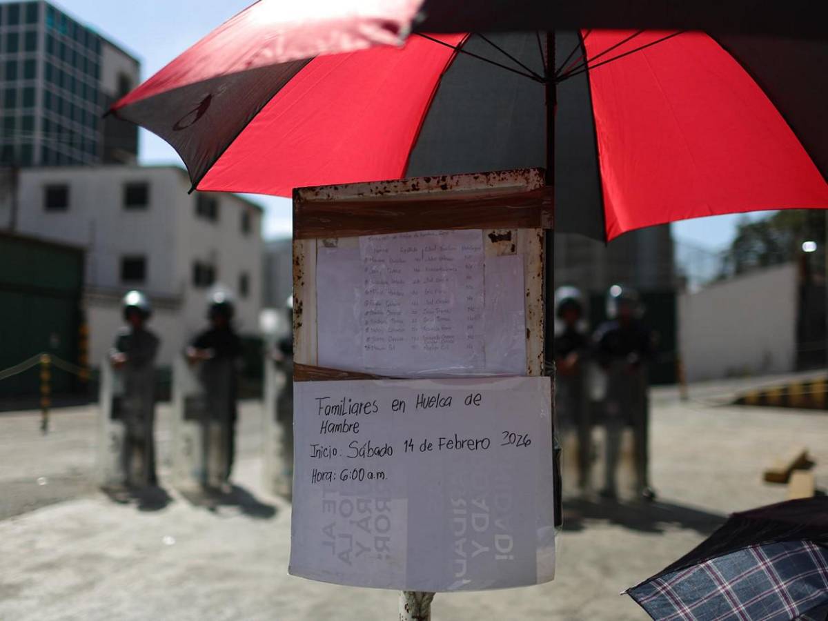 Encadenados y en huelga de hambre: el clamor de familiares por presos políticos en Caracas