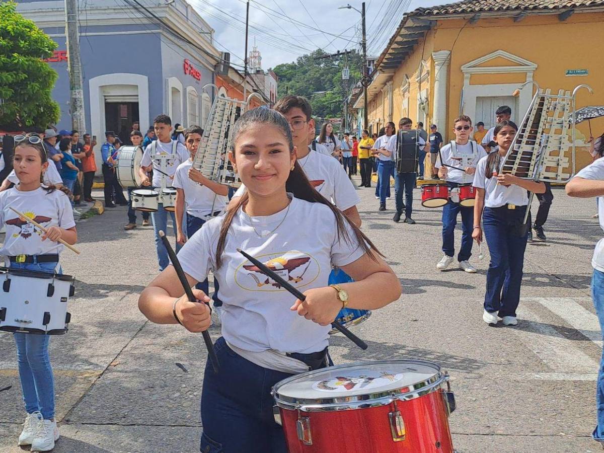 Hondureños celebran con fervor cívico los 204 años de independencia en todo el país