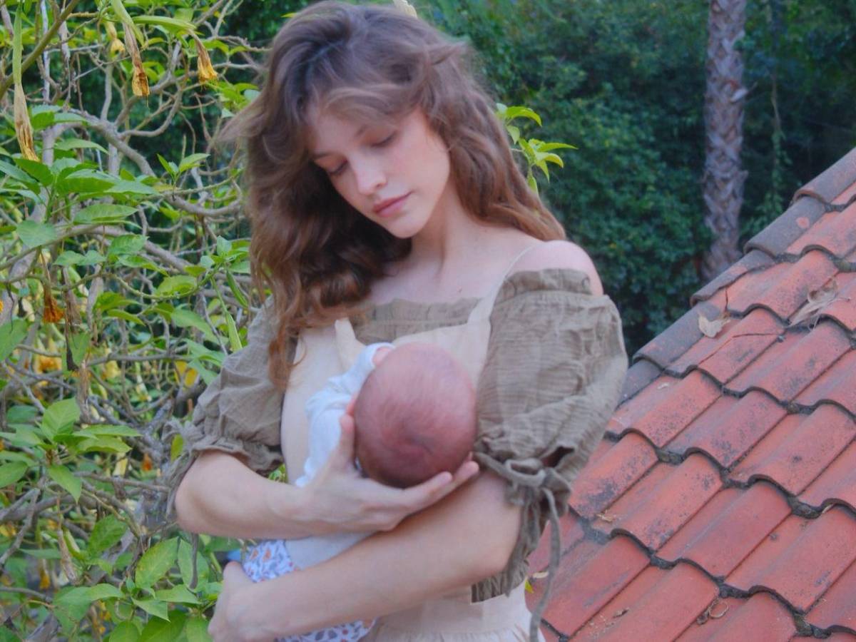 A semanas de dar a luz, Barbara Palvin se vuelve a poner las alas de Victoria’s Secret
