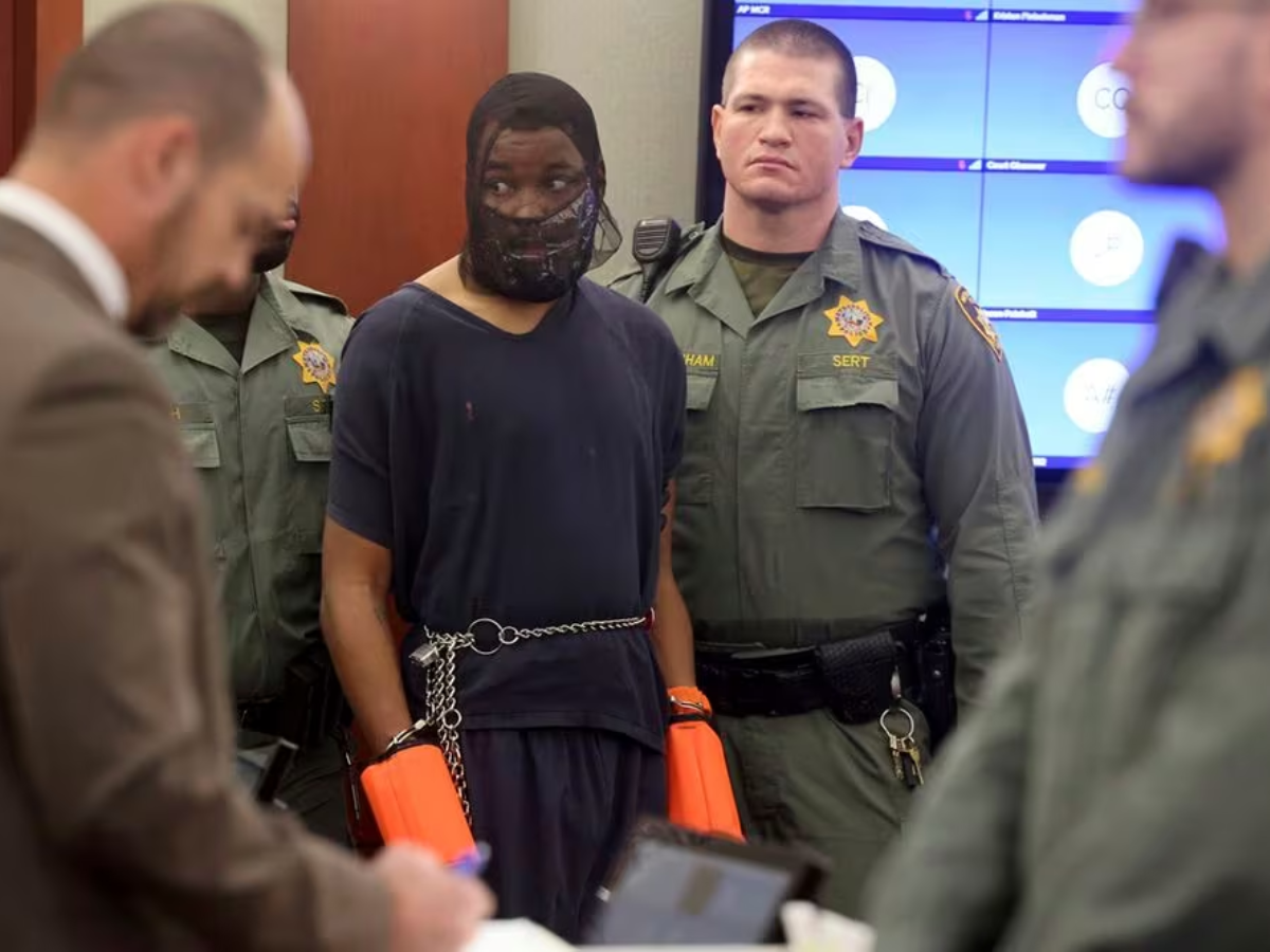 Con máscara regresa hombre que atacó a jueza en la corte de EUA