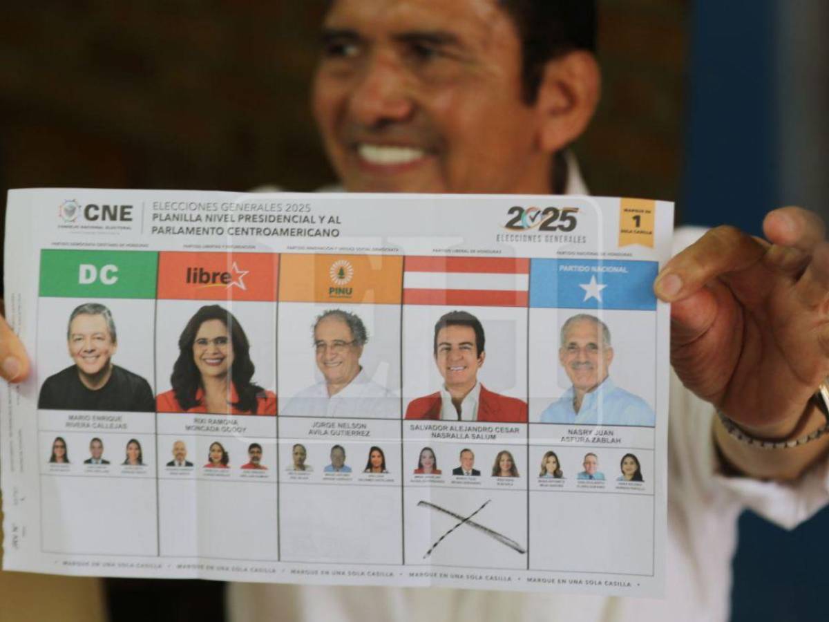 Acompañado de Salvador Nasralla, Eliseo Castro llega a ejercer su derecho al voto