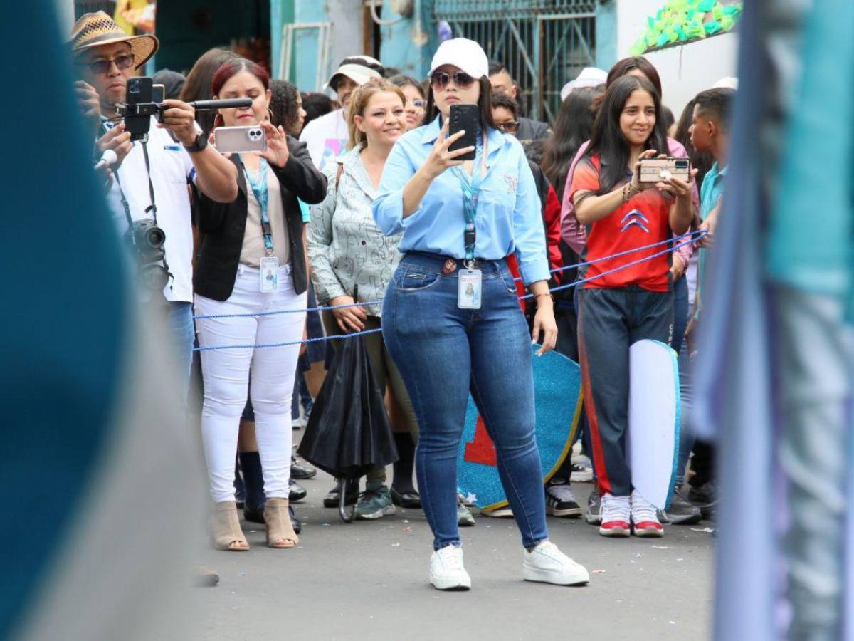 Maestras del Cybernet se robaron las miradas en los desfiles de independencia patria