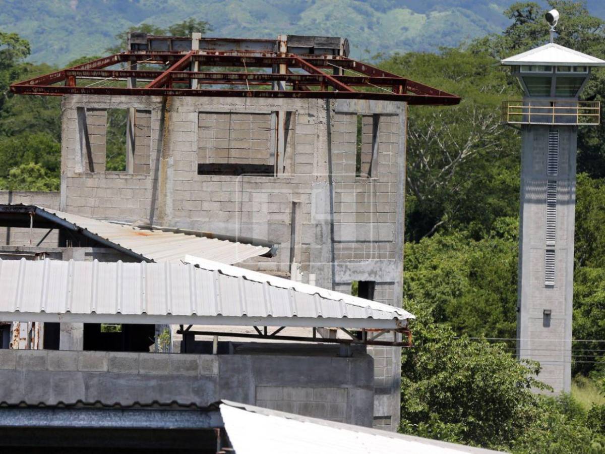 Entre ruinas y abandono: Así es por dentro la cárcel La Acequia que se perfila como el Cecot de Honduras