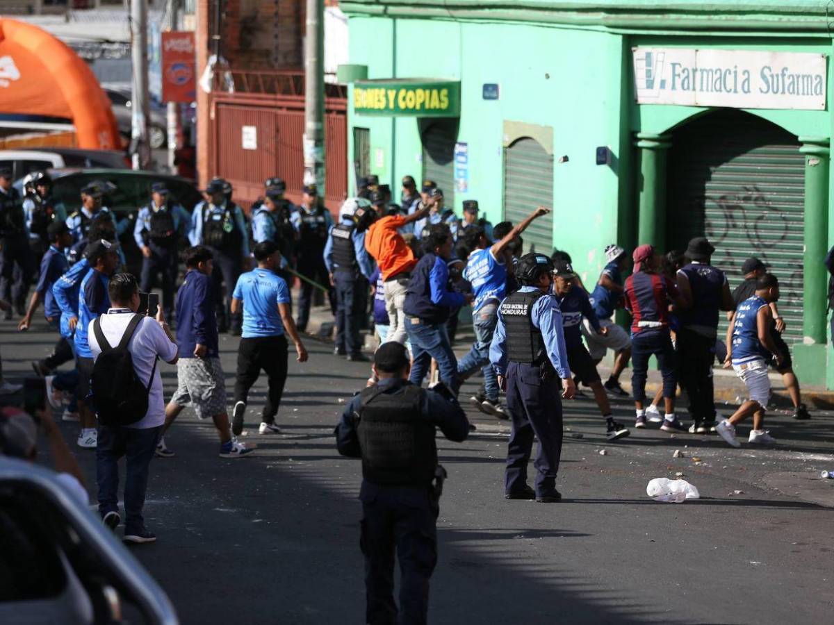 Policía busca a responsables de disturbios en alrededores del Estadio Nacional