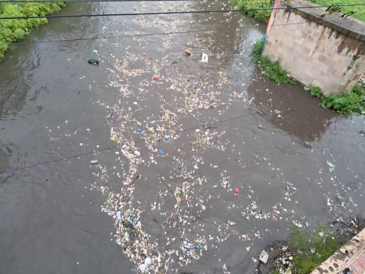 Inundaciones y toneladas de basura dejan las lluvias de este martes en la capital