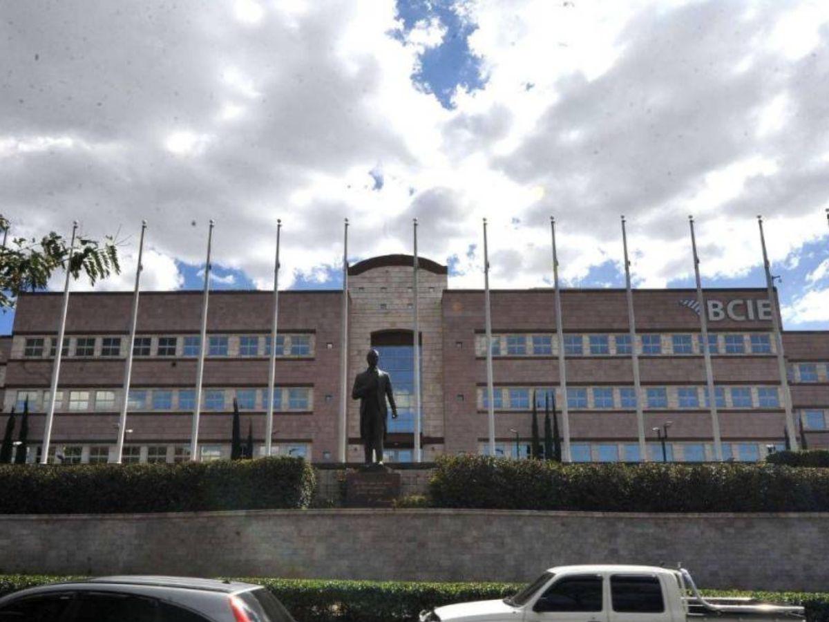 Barrida en el BCIE por austeridad, la mayoría son hondureños
