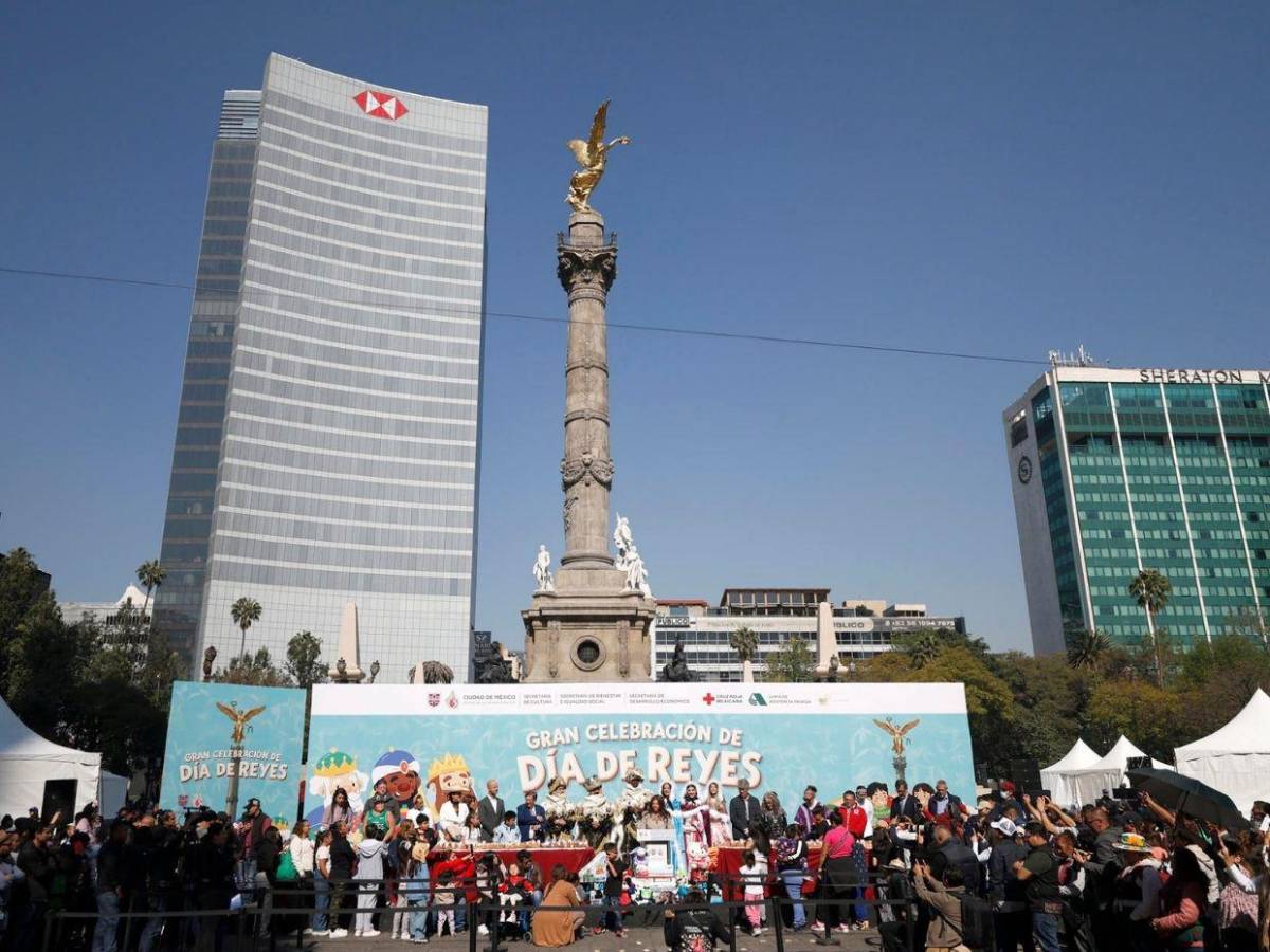Entre sonrisas y filas interminables, miles disfrutan la mega rosca de Reyes en CDMX