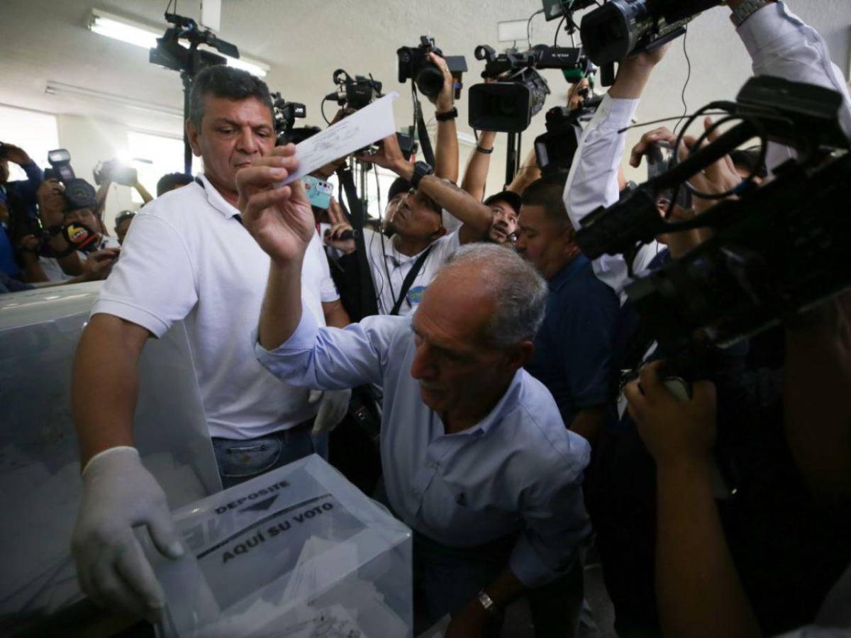 Nasry Asfura votó en la Universidad Pedagógica de la capital