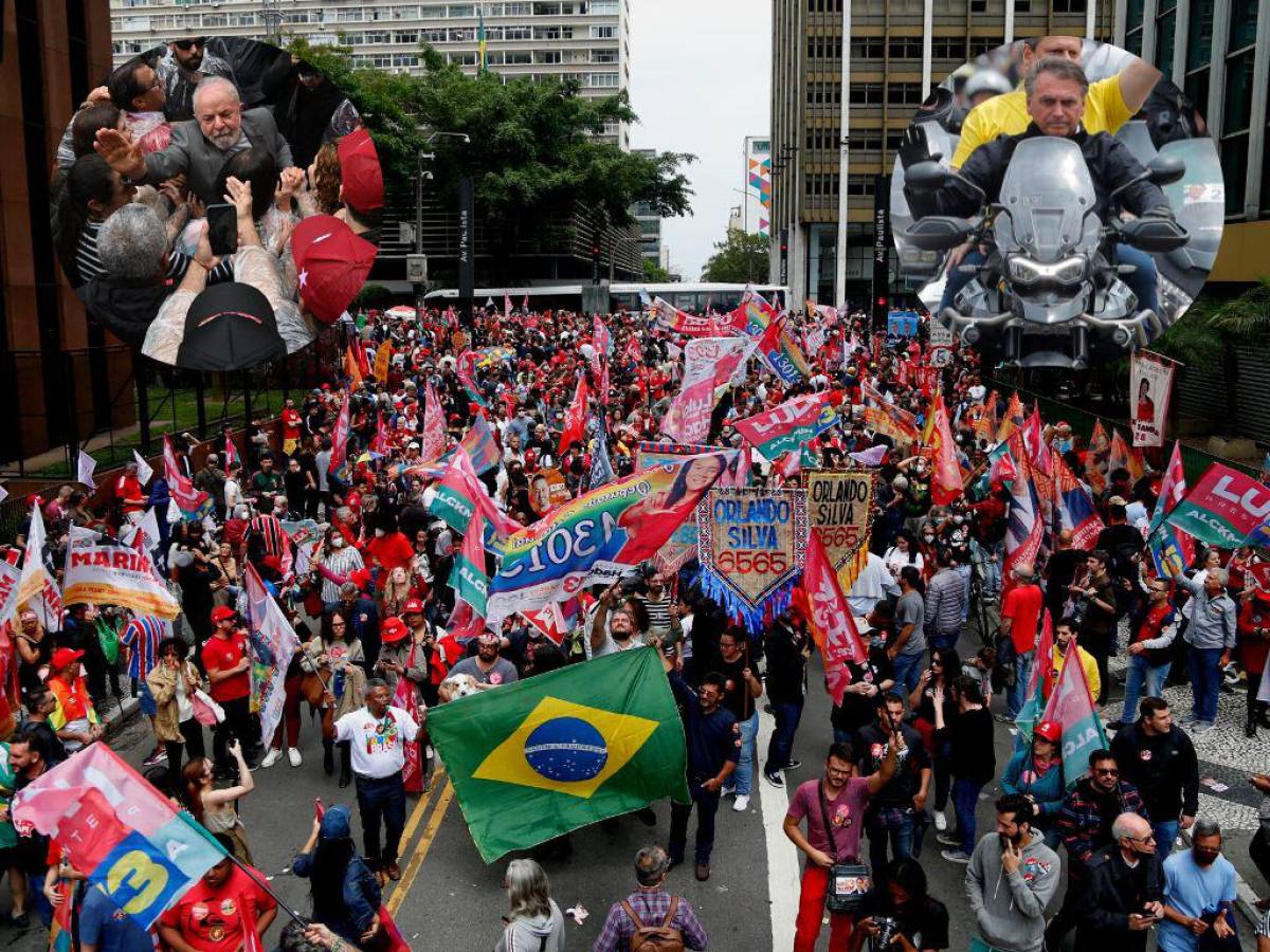 Lula y Bolsonaro cierran campaña en Brasil entre consignas y bocinazos