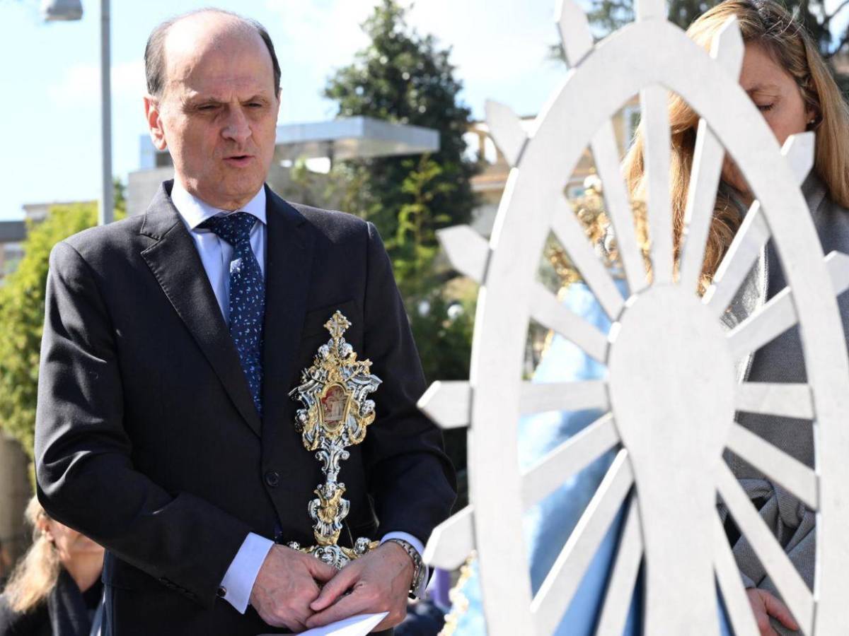 Fieles argentinos rezan por el papa frente al hospital de Roma