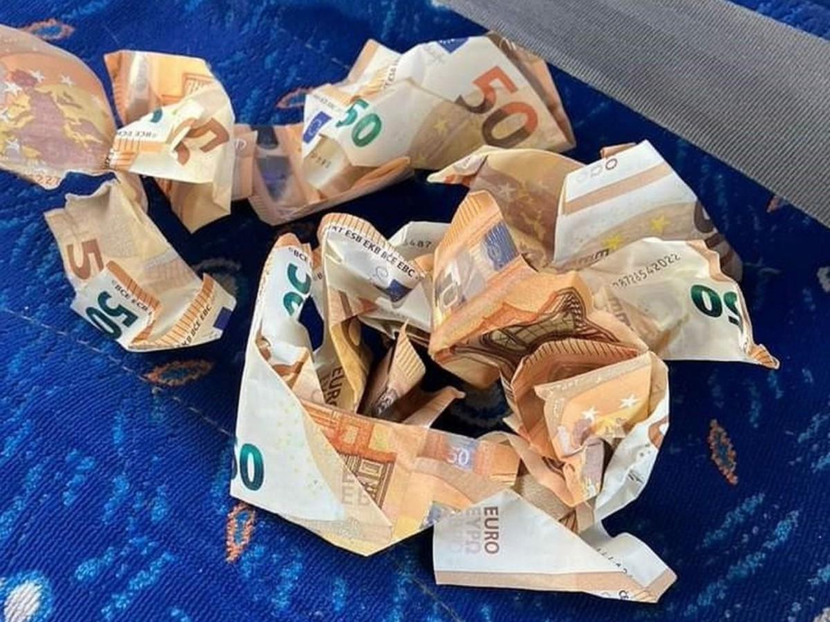 Lluvia de billetes genera caos en una autopista de Marbella