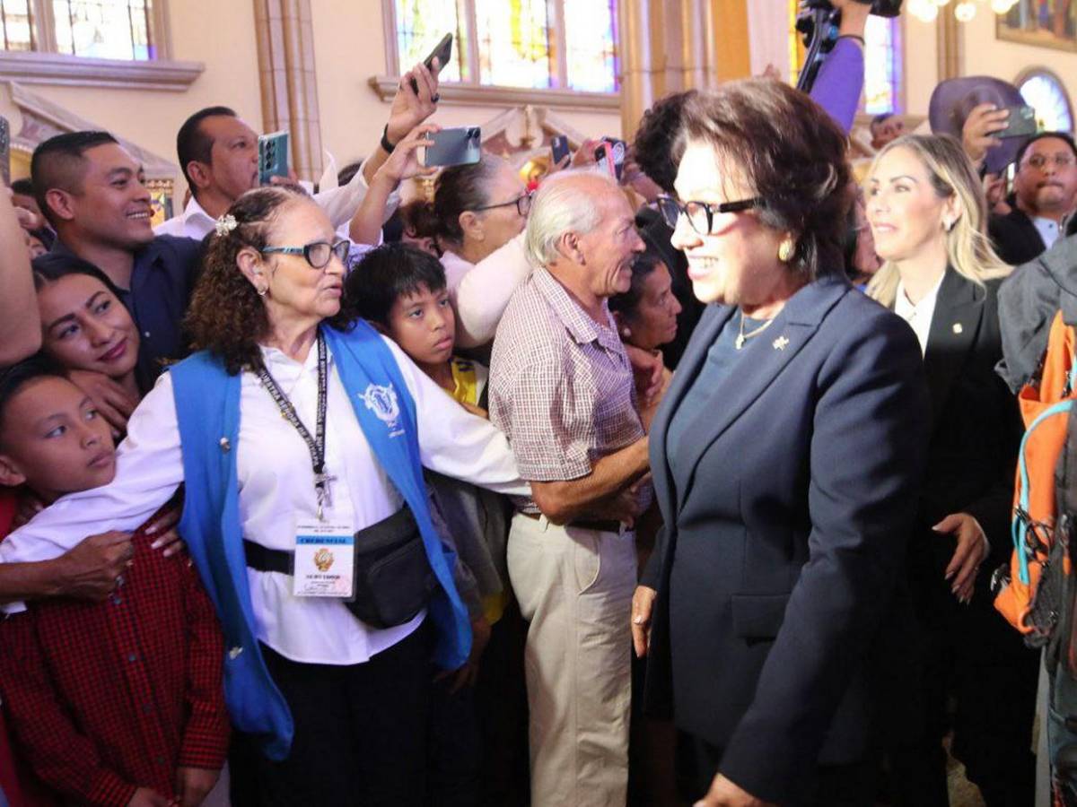 Gabinete de gobierno, políticos y diplomáticos ante la Patrona de Honduras