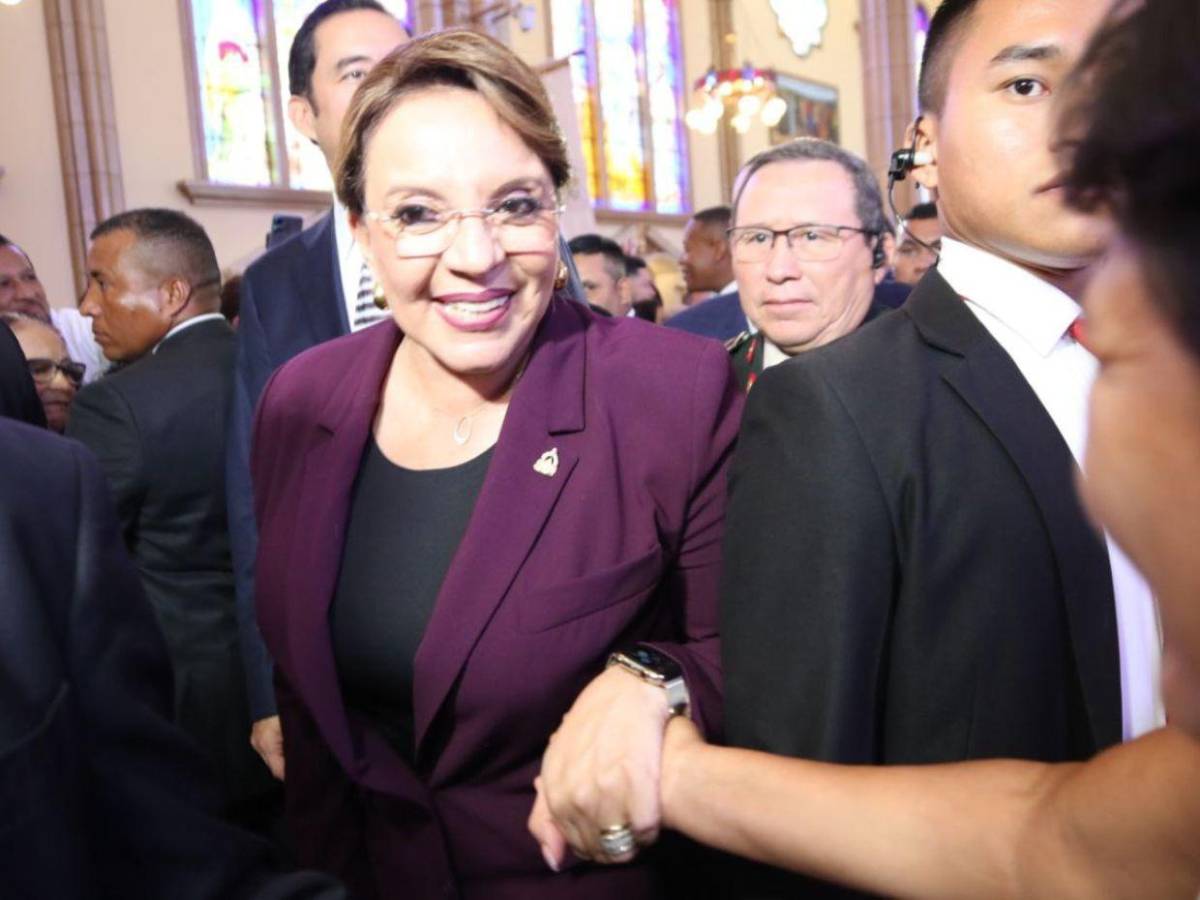 Gabinete de gobierno, políticos y diplomáticos ante la Patrona de Honduras