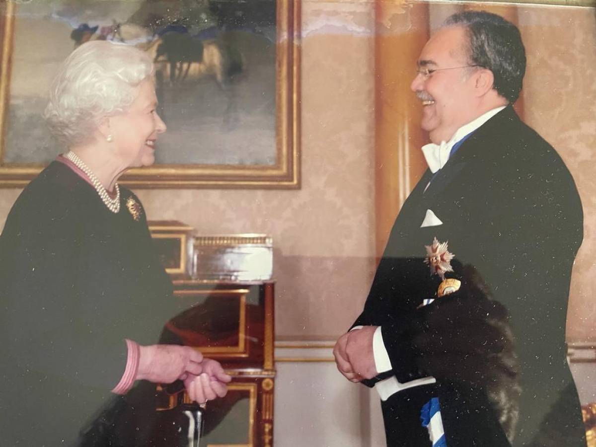 El momento en el que el embajador hondureño en suelo británico presentó sus cartas credenciales como diplomático ante la reina Isabel II.