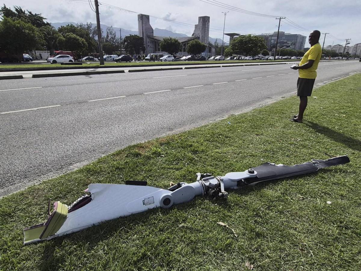 Choque de helicópteros deja seis muertos en Río de Janeiro y lanza fragmentos contra edificios