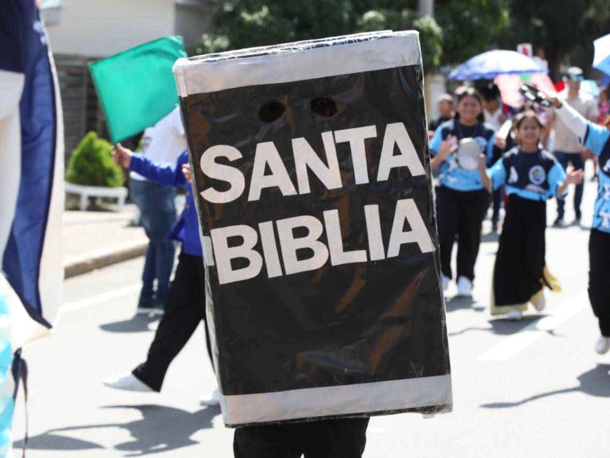 Día de la Biblia: Cientos de hondureños desfilan por el bulevar Suyapa en Tegucigalpa