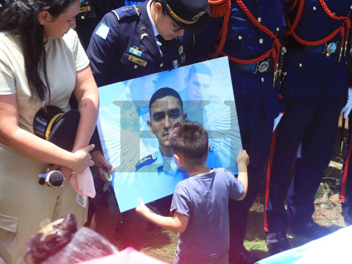 Jugando carritos en su ataúd y riendo con sus fotos: hijo despide al inspector Kevin Pérez