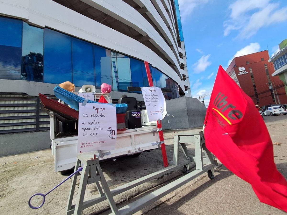 Militante de Libre realiza huelga de hambre frente al RNP: No aceptamos los resultados