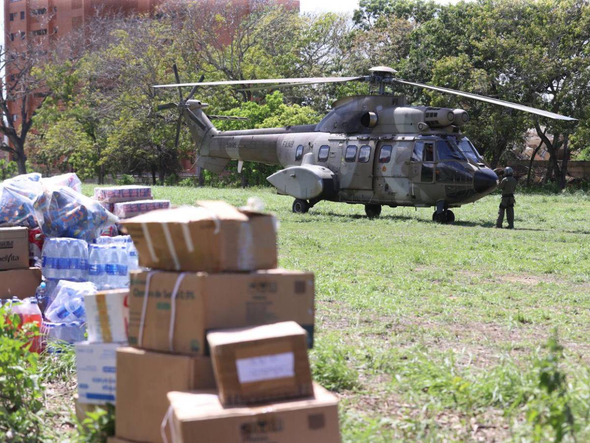 Hay que buscar evacuar rápido, yo perdí todo: habitantes de La Guaira siguen recibiendo ayuda tras terremoto